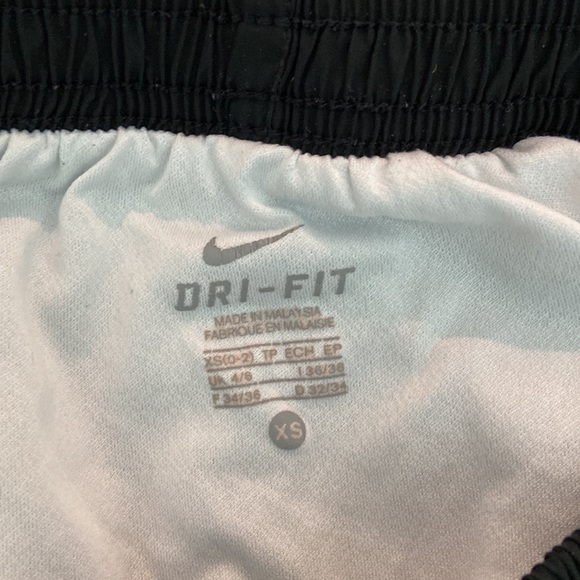 Nike women’s dry-fit running shorts in black XS - Picture 3 of 3